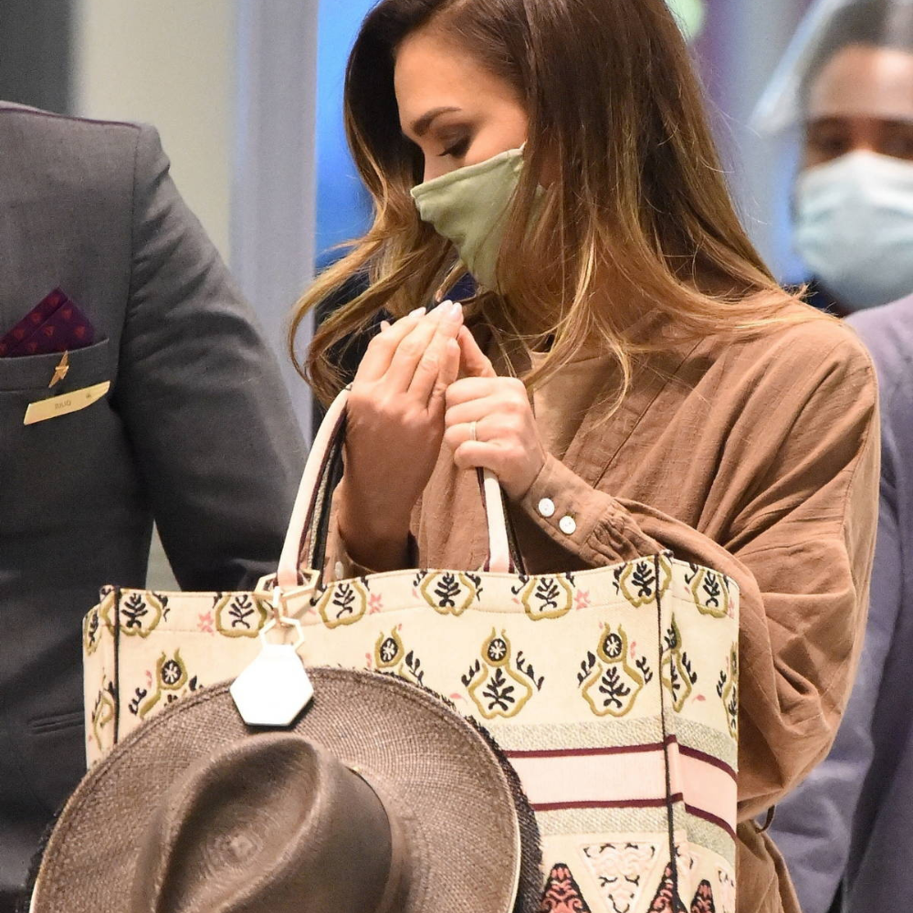 jessica alba using the TOPTOTE magnetic hat holder invented by Lindsay albanese