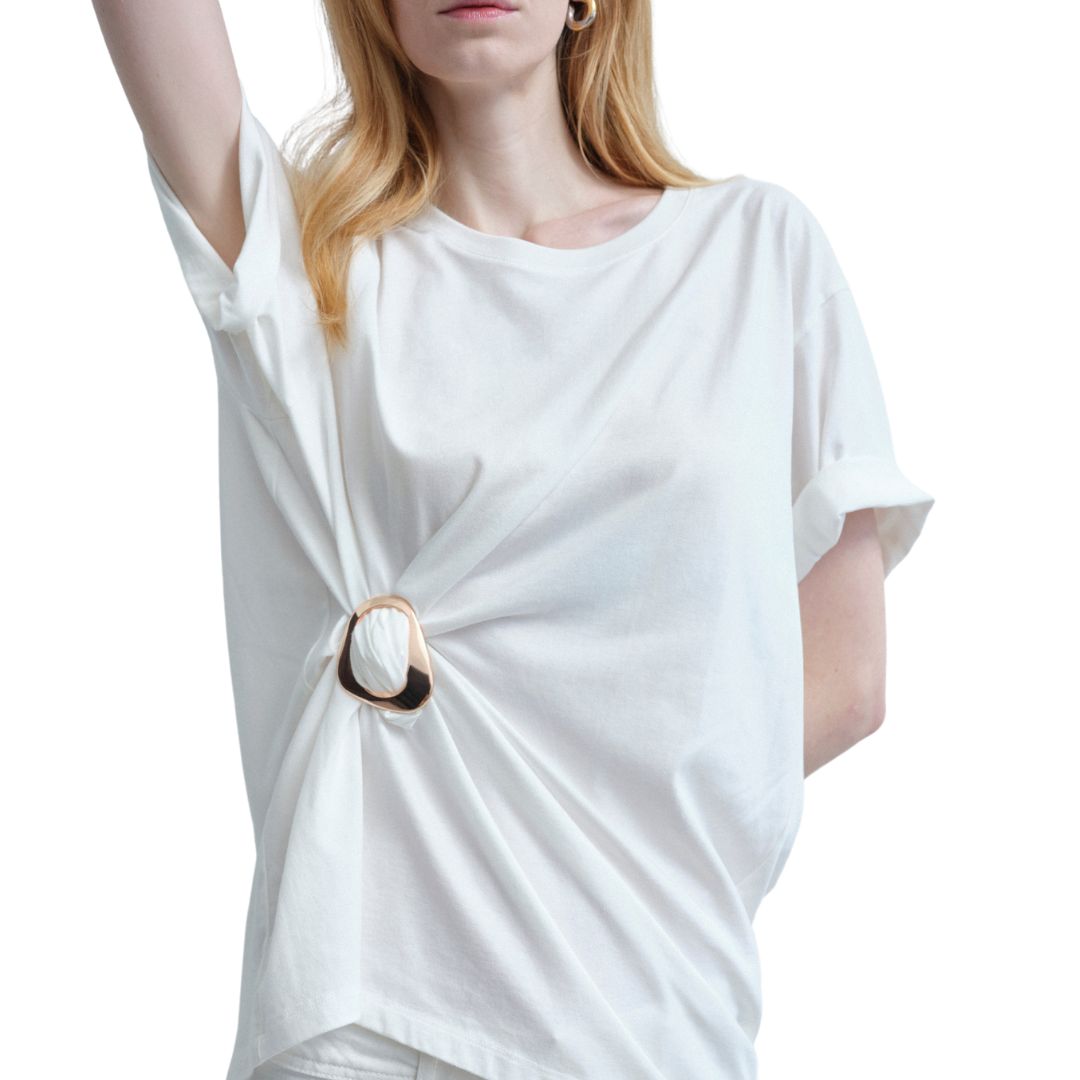 Kitdo magniclip in glossy gold on a women wearing a white shirt.