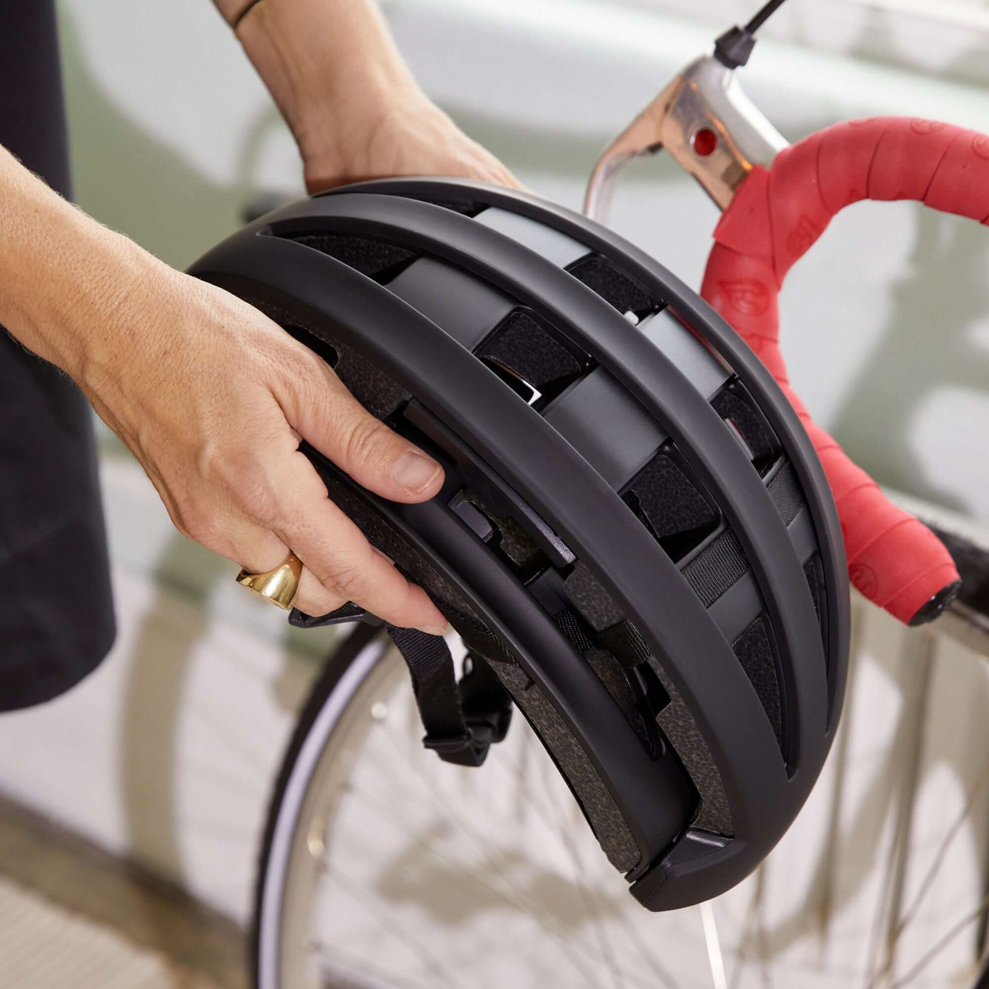 Fend collapsible cycling helmet reduces 50% smaller to fit in any bag