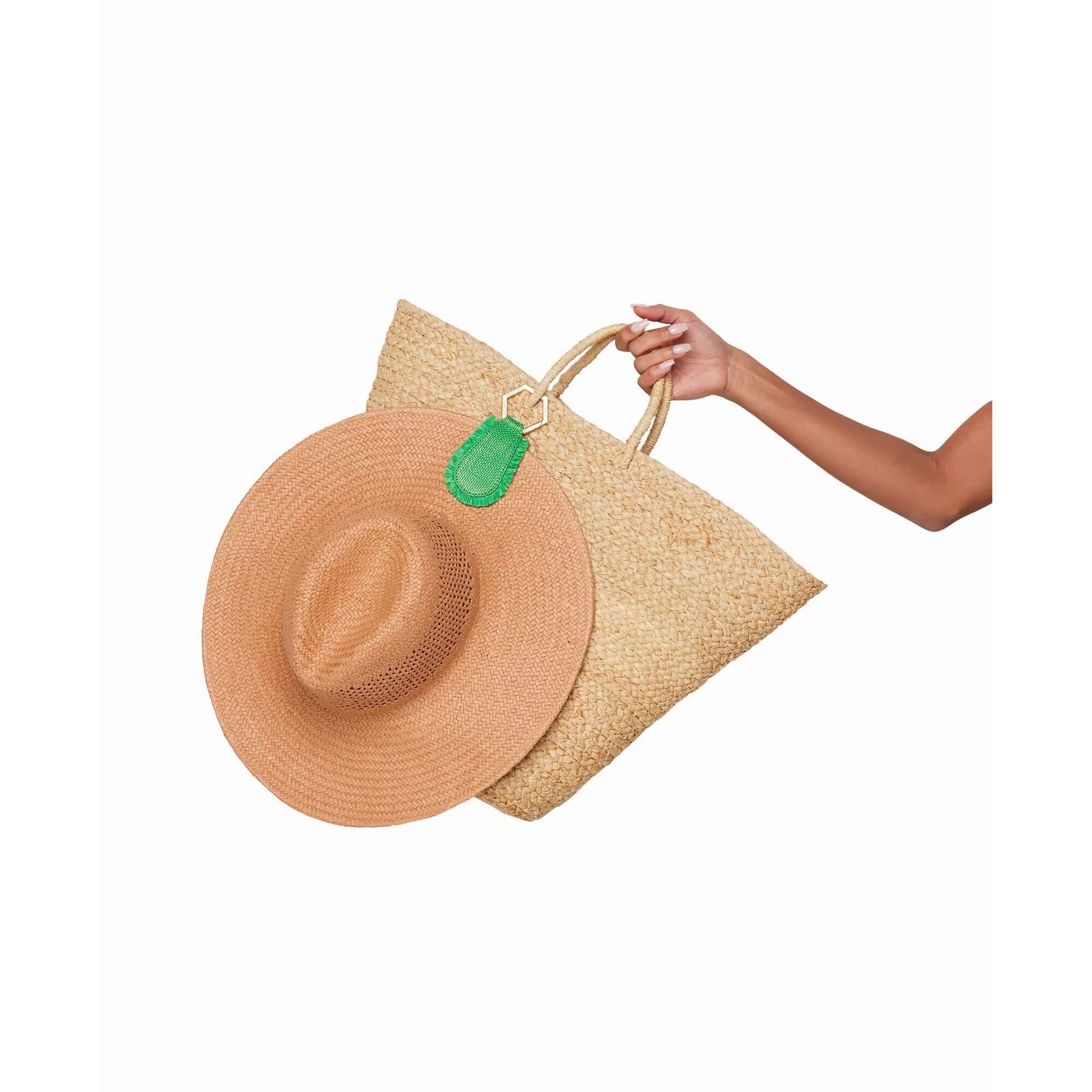  The fray raffia TOPTOTE magnetic hat clip in green attaches to your bag and allows you to travel with your hat hands free.